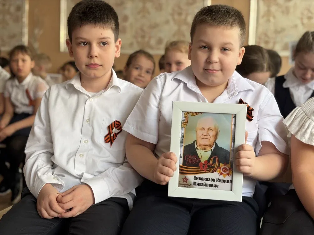 🕯 Бессмертный полк в нашей школе: помним, гордимся!   Сегодня на школьной линейке ученики вспомнили 