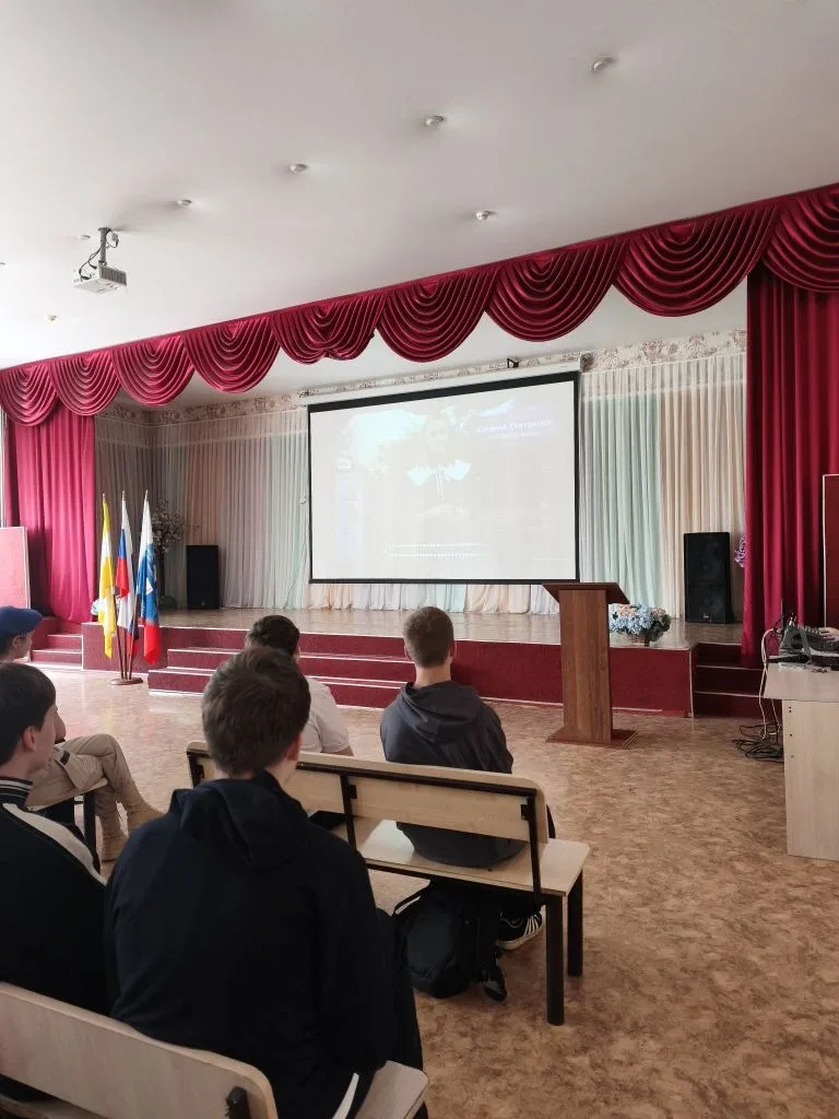 РАЗГОВОРЫ О ВАЖНОМ | 19.05.2026  Новая учебная неделя в нашей школе началась с традиций: ✅ Торжестве