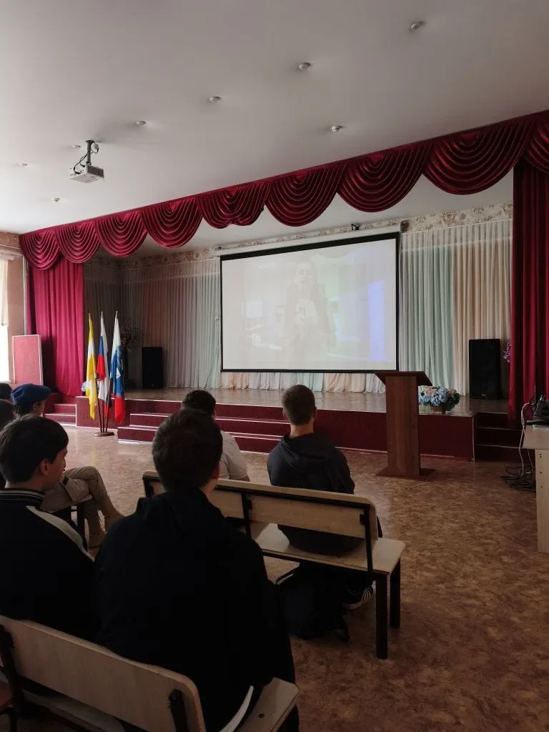 РАЗГОВОРЫ О ВАЖНОМ | 19.05.2026  Новая учебная неделя в нашей школе началась с традиций: ✅ Торжестве