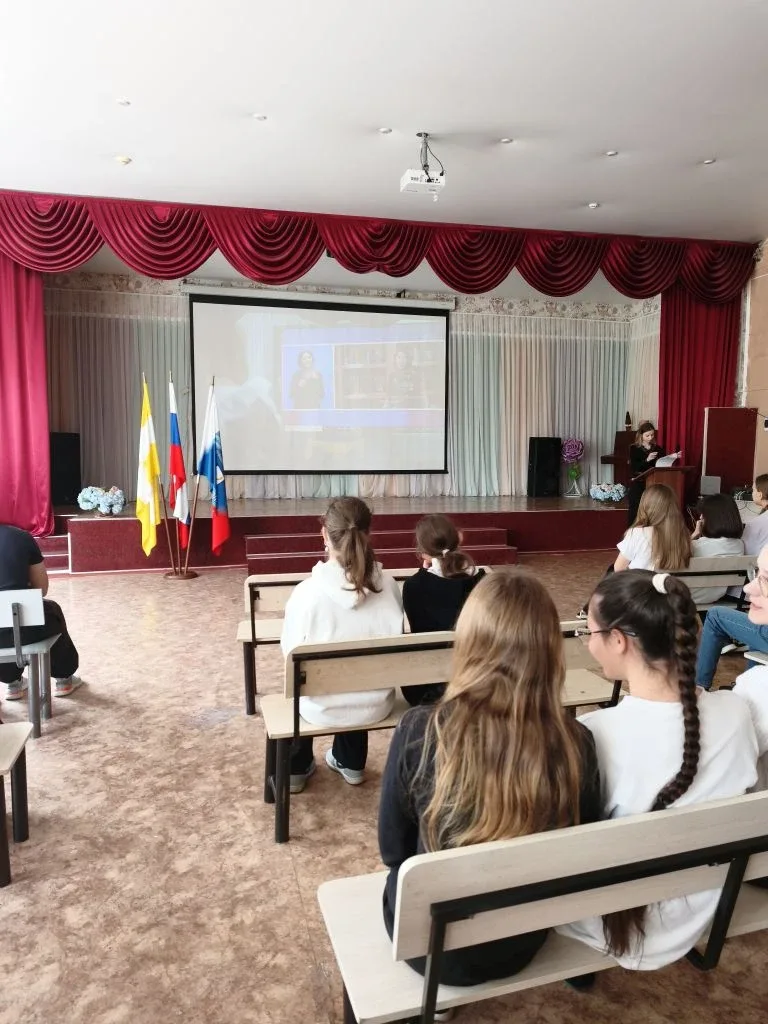 РАЗГОВОРЫ О ВАЖНОМ | 19.05.2026  Новая учебная неделя в нашей школе началась с традиций: ✅ Торжестве