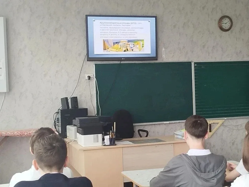 ♻️В рамках проекта «Школа ЖКХ» для учеников провели занятия на важную тему: «Обращение с ТКО. Профес