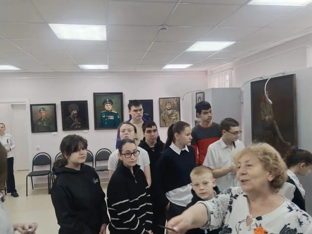 ЭКСКУРСИЯ В МУЗЕЙ  В преддверии Дня Победы ученики нашей школы посетили краеведческий музей имени Н.