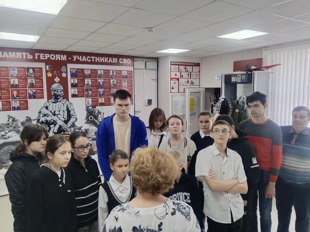 ЭКСКУРСИЯ В МУЗЕЙ  В преддверии Дня Победы ученики нашей школы посетили краеведческий музей имени Н.