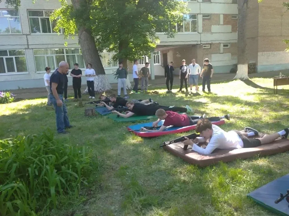 🌟 Сегодня особенный день для наших десятиклассников!  Сегодняшнее утро для 10 «А» и 10 «Б» началось 