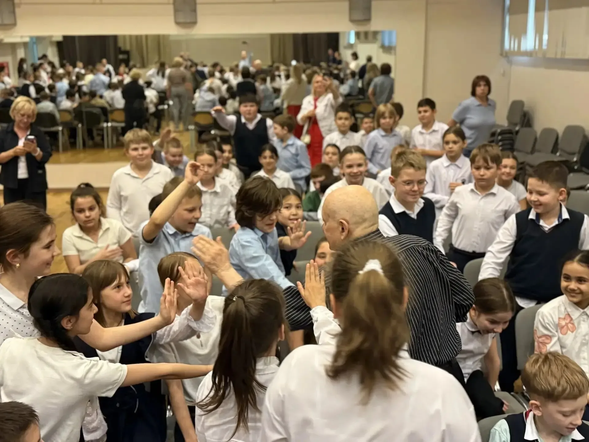 Сегодня в стенах нашей школы состоялась незабываемая творческая встреча. К нам приехал известный сов