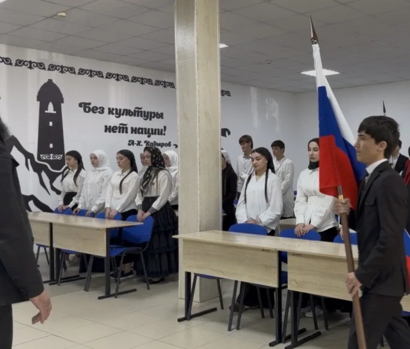 Торжественная церемония выноса и установления Государственного флага Российской Федерации и Чеченско