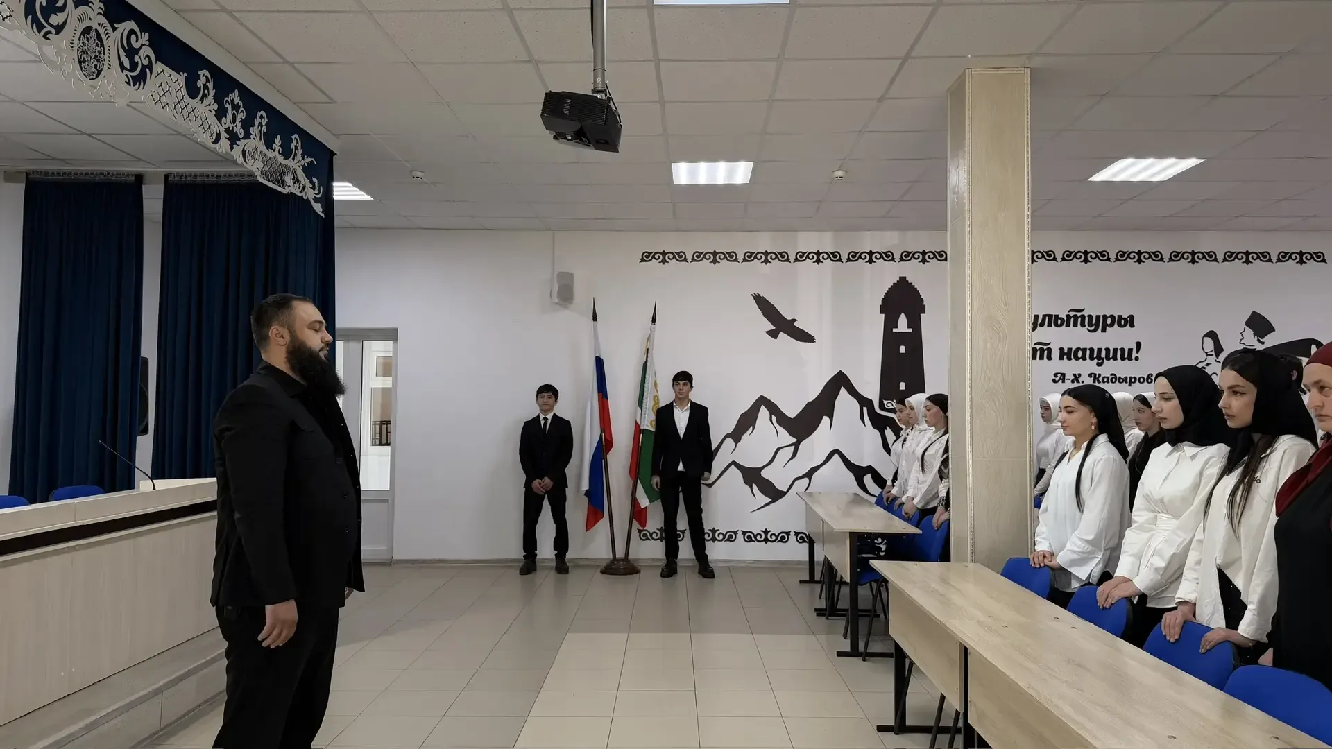 Торжественная церемония выноса и установления Государственного флага Российской Федерации и Чеченско