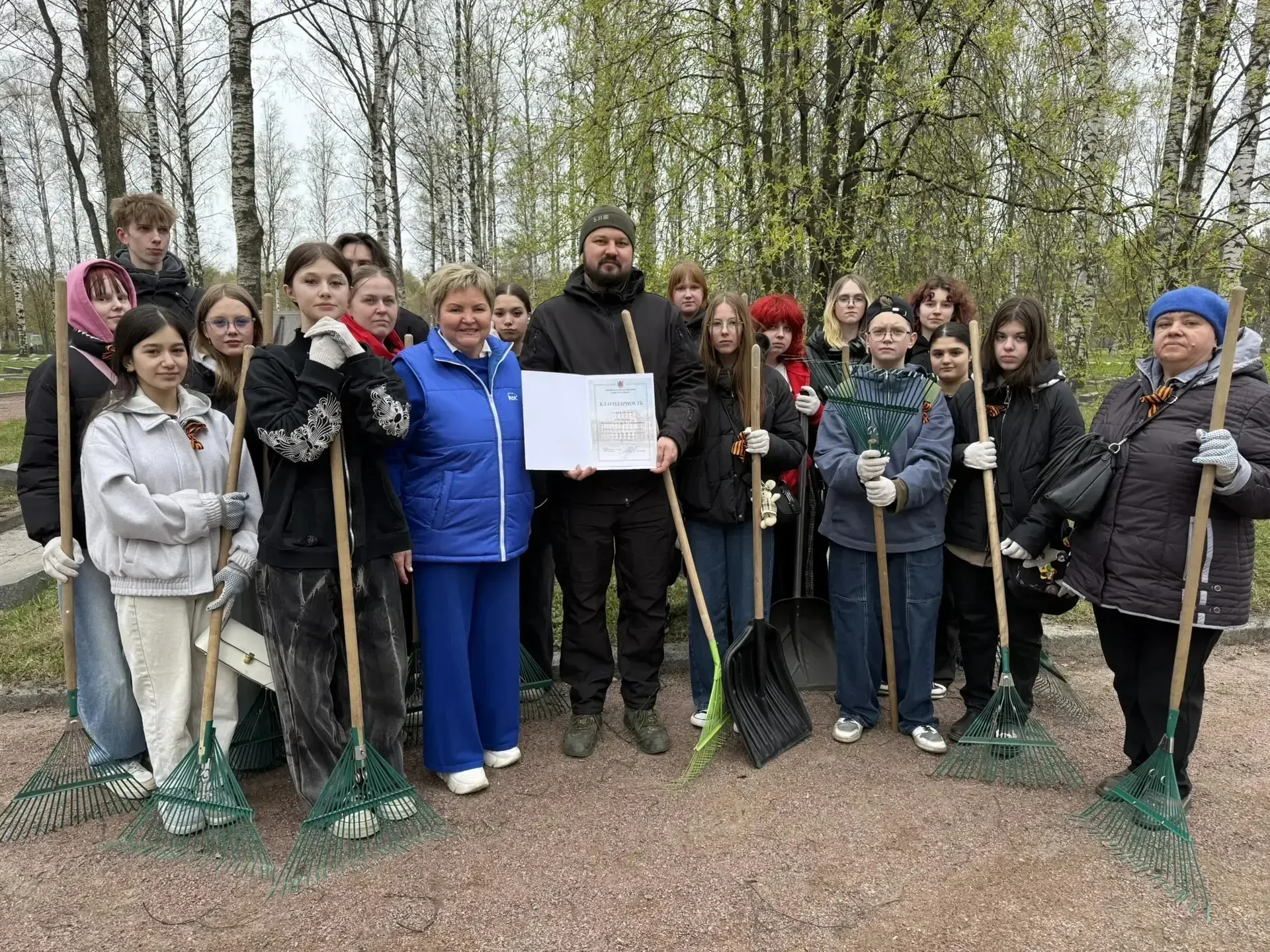 Студенты колледжа приняли участие в весеннем субботнике на Пискарёвском мемориальном кладбище Санкт-
