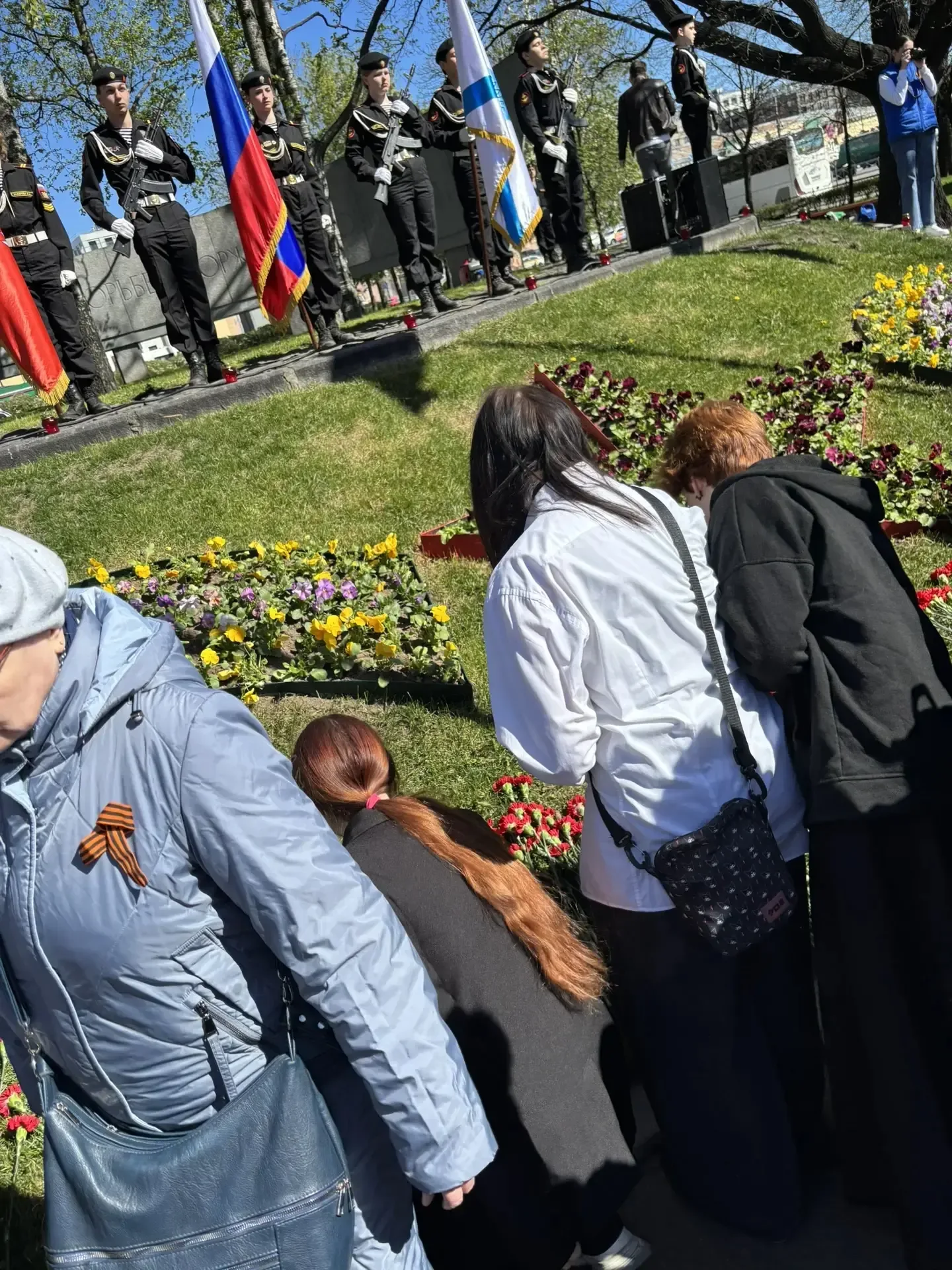 В Адмиралтейском районе прошли торжественные церемонии возложения цветов, посвящённые Дню Победы. В 