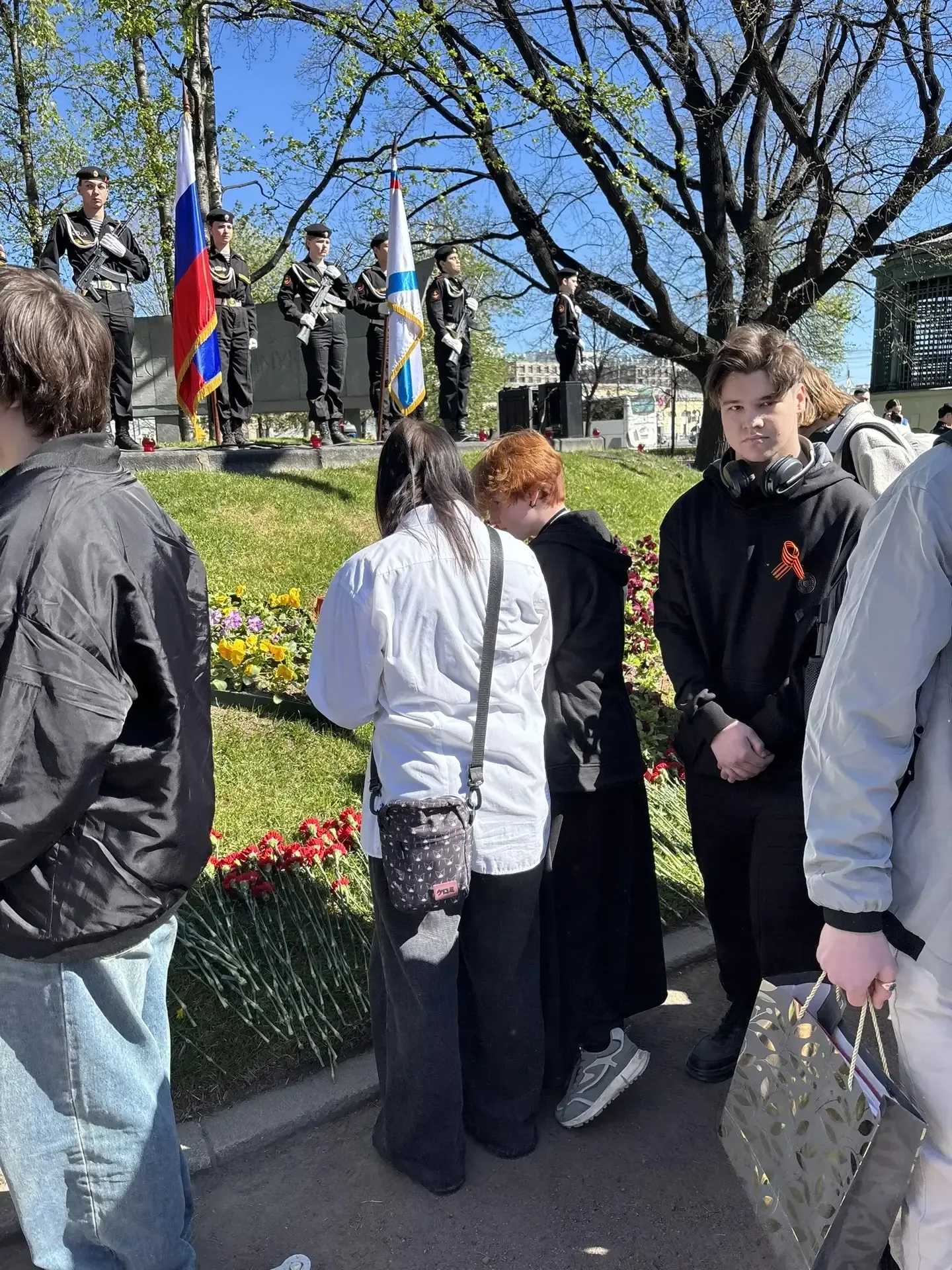 В Адмиралтейском районе прошли торжественные церемонии возложения цветов, посвящённые Дню Победы. В 