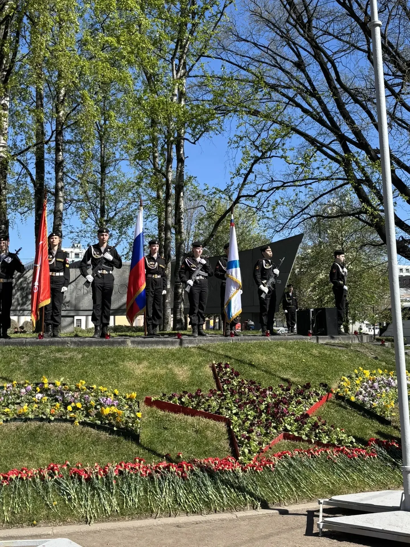 В Адмиралтейском районе прошли торжественные церемонии возложения цветов, посвящённые Дню Победы. В 