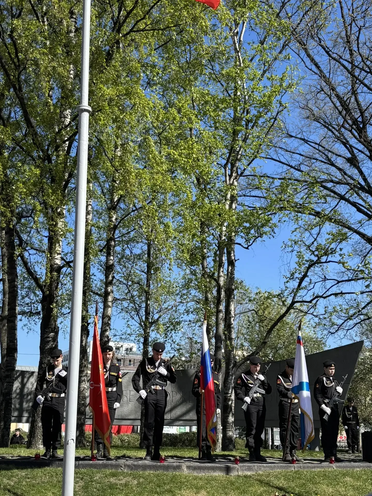 В Адмиралтейском районе прошли торжественные церемонии возложения цветов, посвящённые Дню Победы. В 