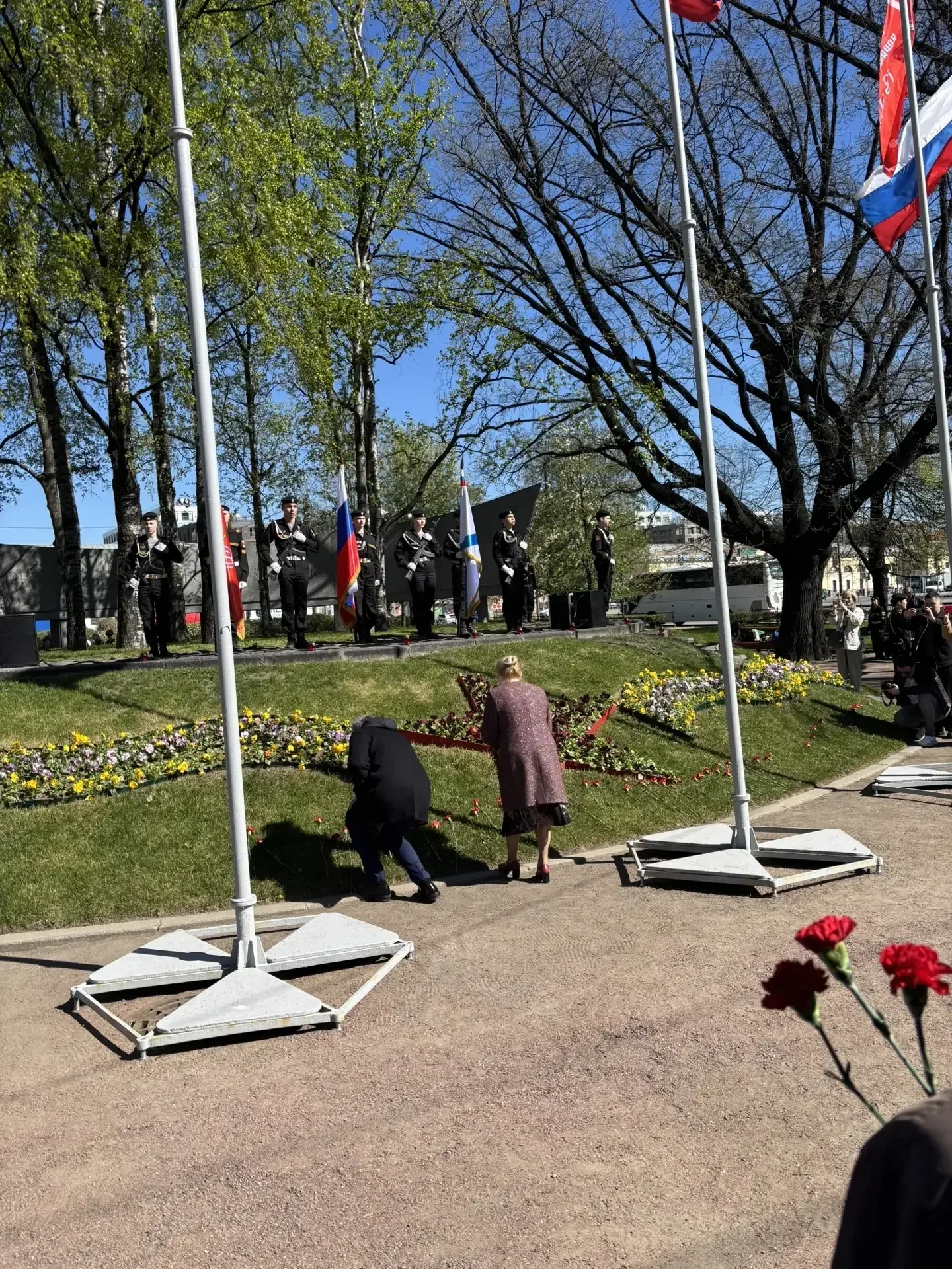 В Адмиралтейском районе прошли торжественные церемонии возложения цветов, посвящённые Дню Победы. В 