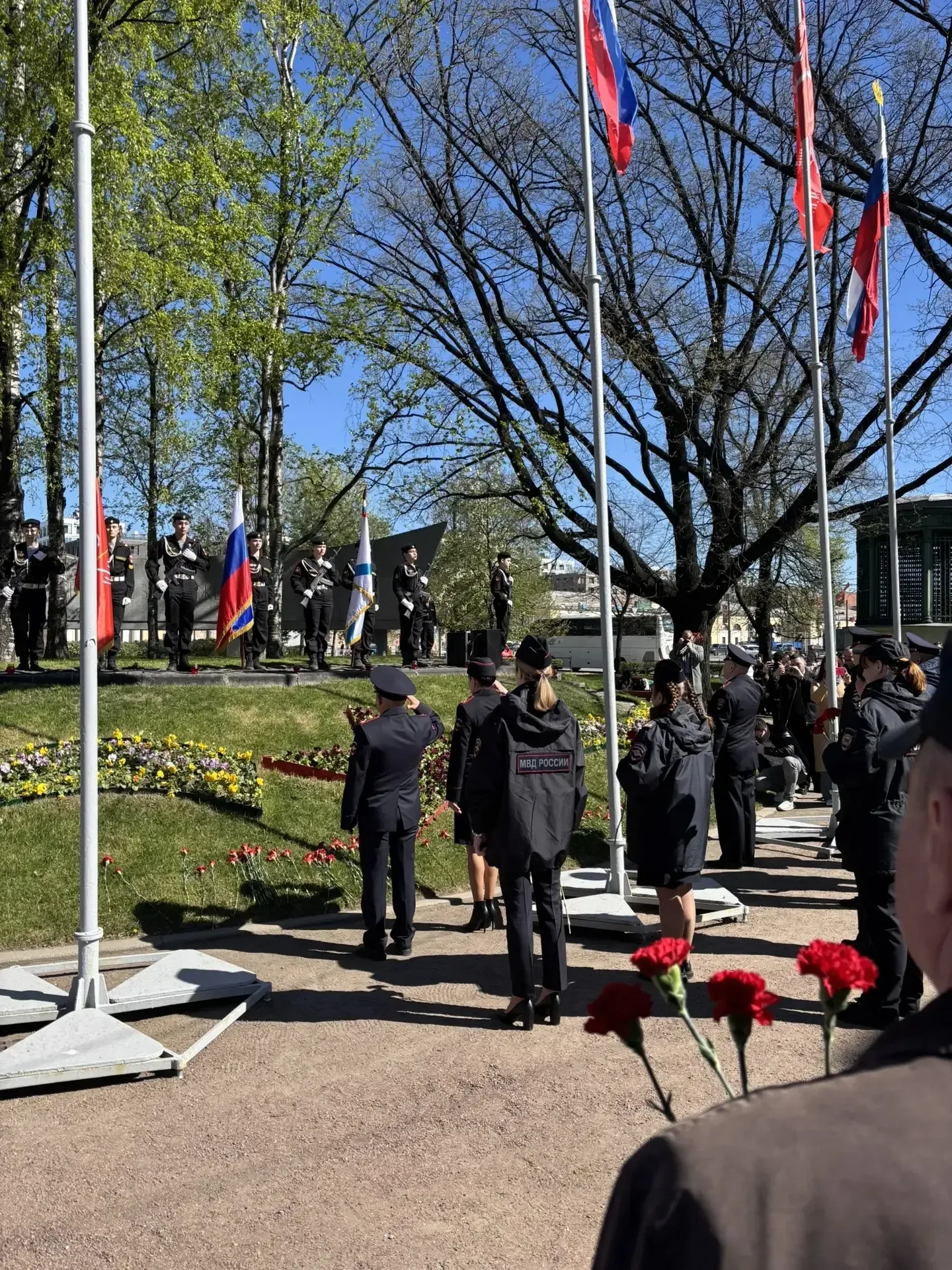 В Адмиралтейском районе прошли торжественные церемонии возложения цветов, посвящённые Дню Победы. В 