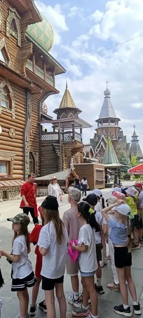 Сегодня учащиеся 1 «А» и 1 «Б» классов совершили увлекательное путешествие в Измайловский Кремль! ☀️
