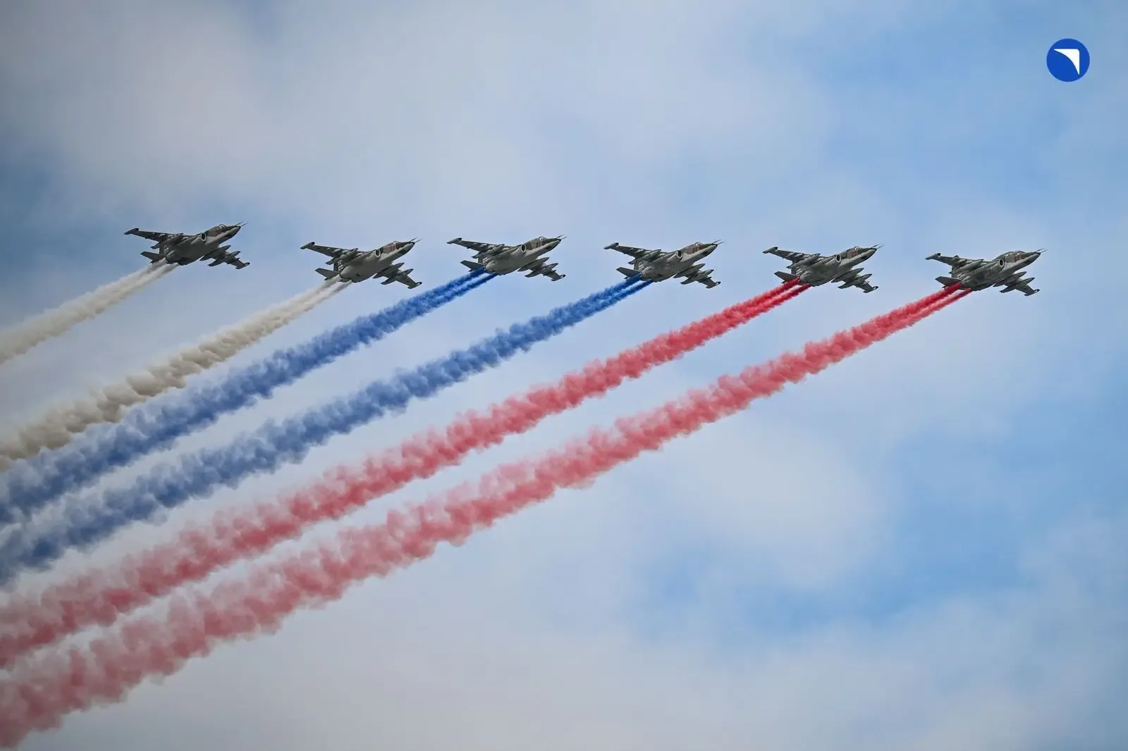 Штурмовики Су-25 раскрасили небо Москвы в цвета триколора 🇷🇺