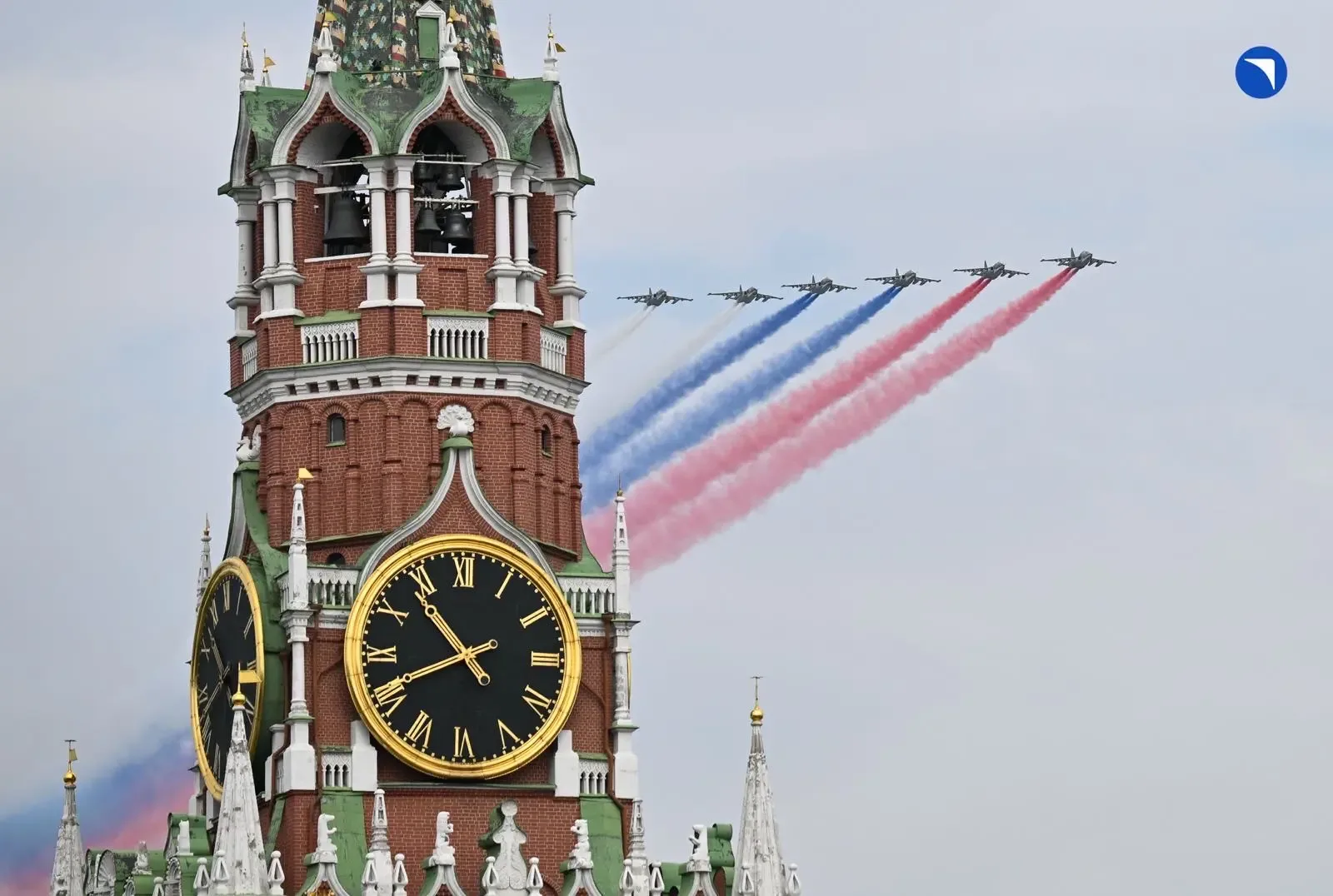 Штурмовики Су-25 раскрасили небо Москвы в цвета триколора 🇷🇺