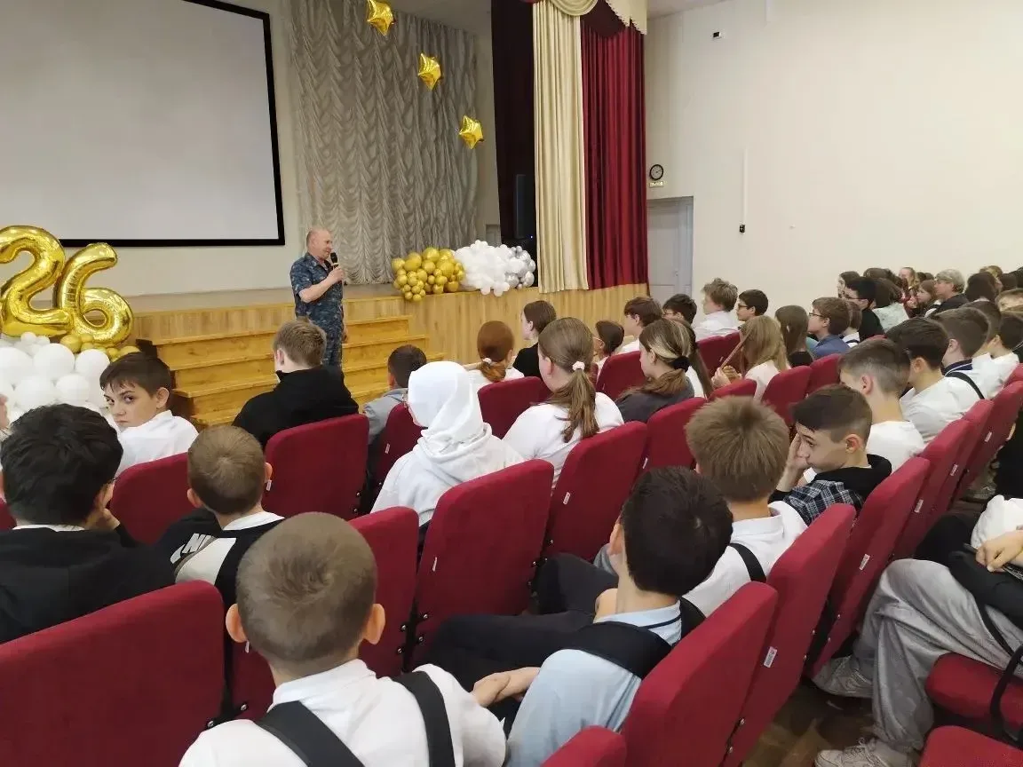 Сегодня в МБОУ СОШ №20 прошла необычная, но очень нужная встреча. К нашим ребятам пришёл начальник с