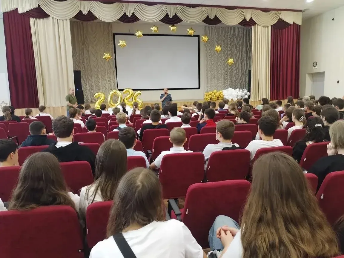 Сегодня в МБОУ СОШ №20 прошла необычная, но очень нужная встреча. К нашим ребятам пришёл начальник с