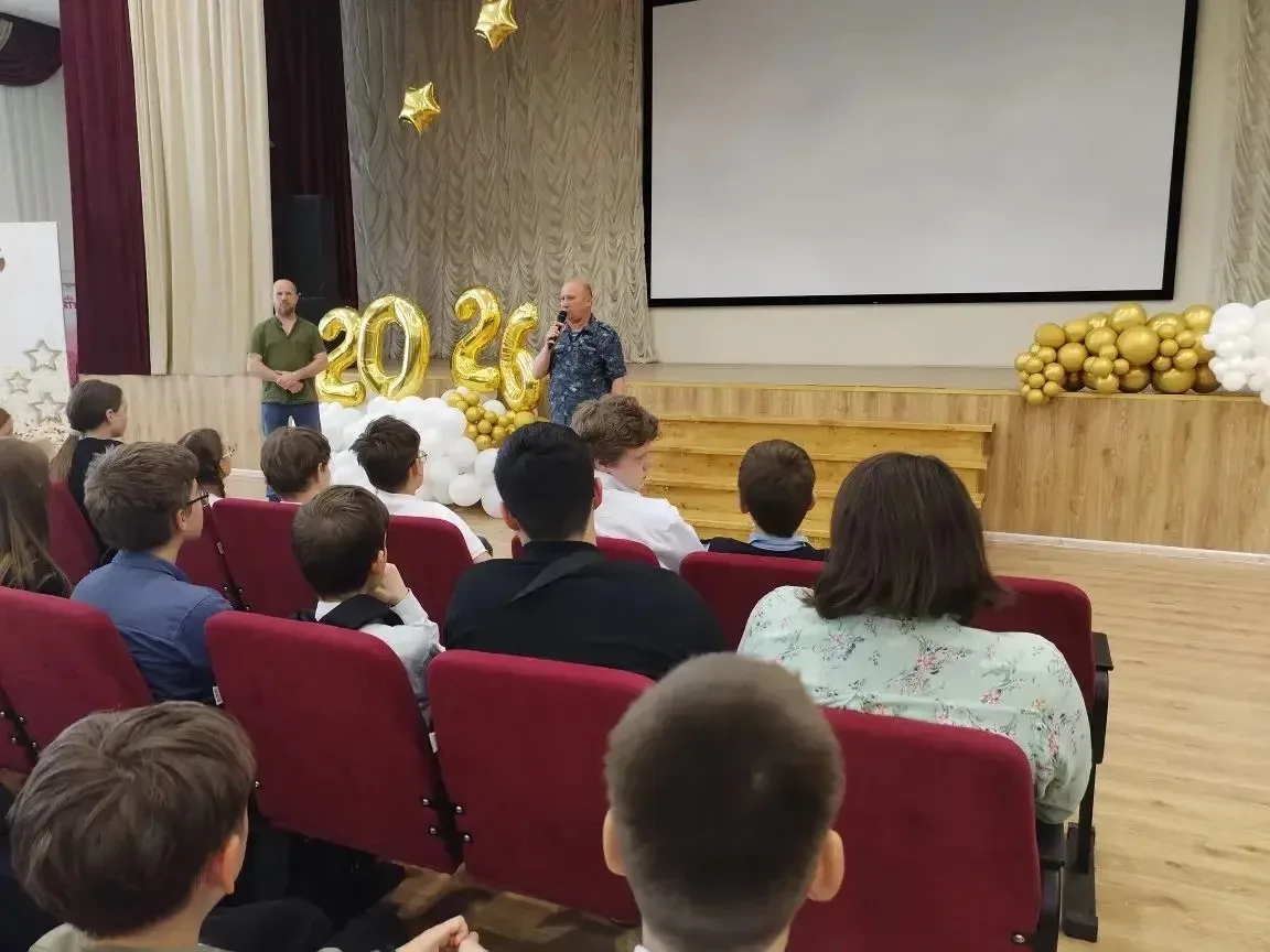 Сегодня в МБОУ СОШ №20 прошла необычная, но очень нужная встреча. К нашим ребятам пришёл начальник с