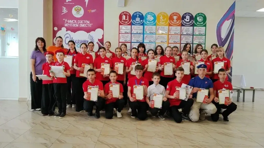 🌟 Торжественная линейка: награждение наставников и активистов школы! 🌟   Сегодня в МБОУ СОШ N 20 про