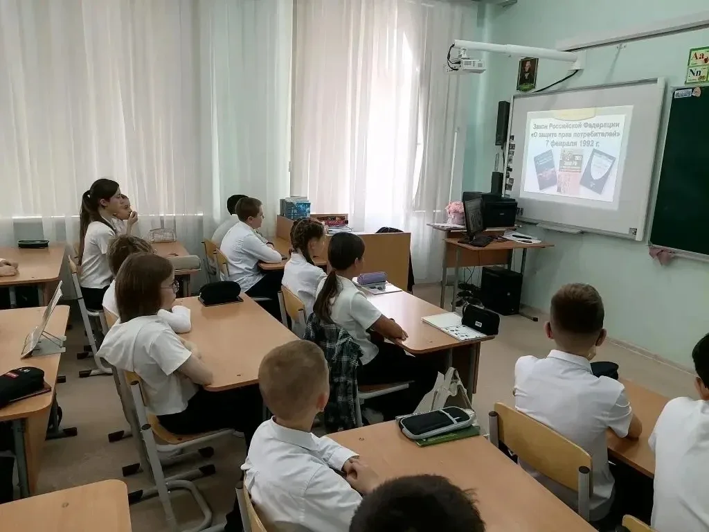 🛒 Знаем свои права – делаем осознанный выбор!  На этой неделе в нашей школе прошли тематические клас