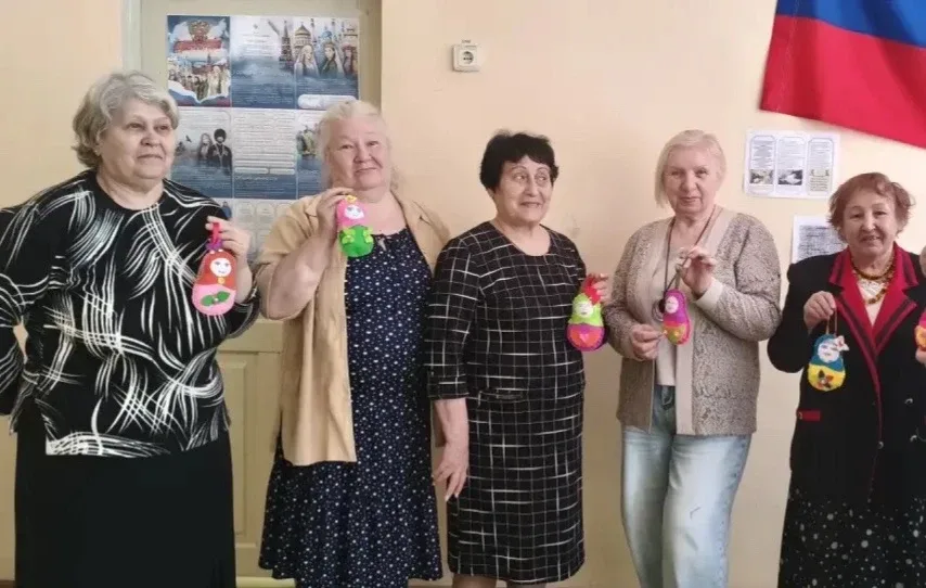 Традиции и символы русской матрешки: мастер-класс для старшего поколения  В Центре социального обслу