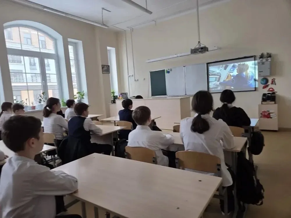 🇷🇺 Поднятие государственного флага и исполнение гимна Российской Федерации – традиция понедельника и