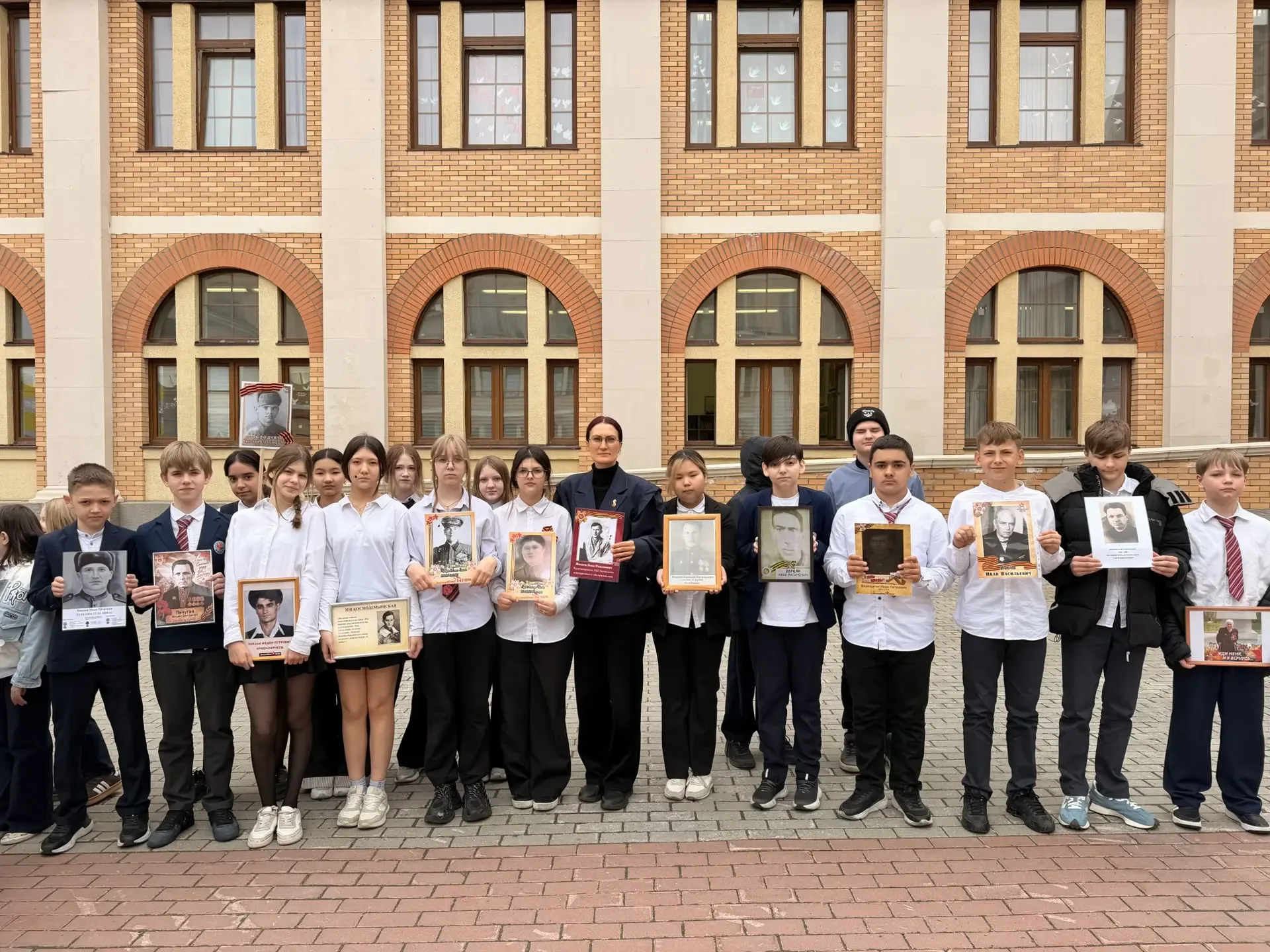 🕯️Сегодня в МБОУ СОШ «ЛИДЕР» торжественно прошла акция «Бессмертный полк».  🎖️Учащиеся и педагоги шк