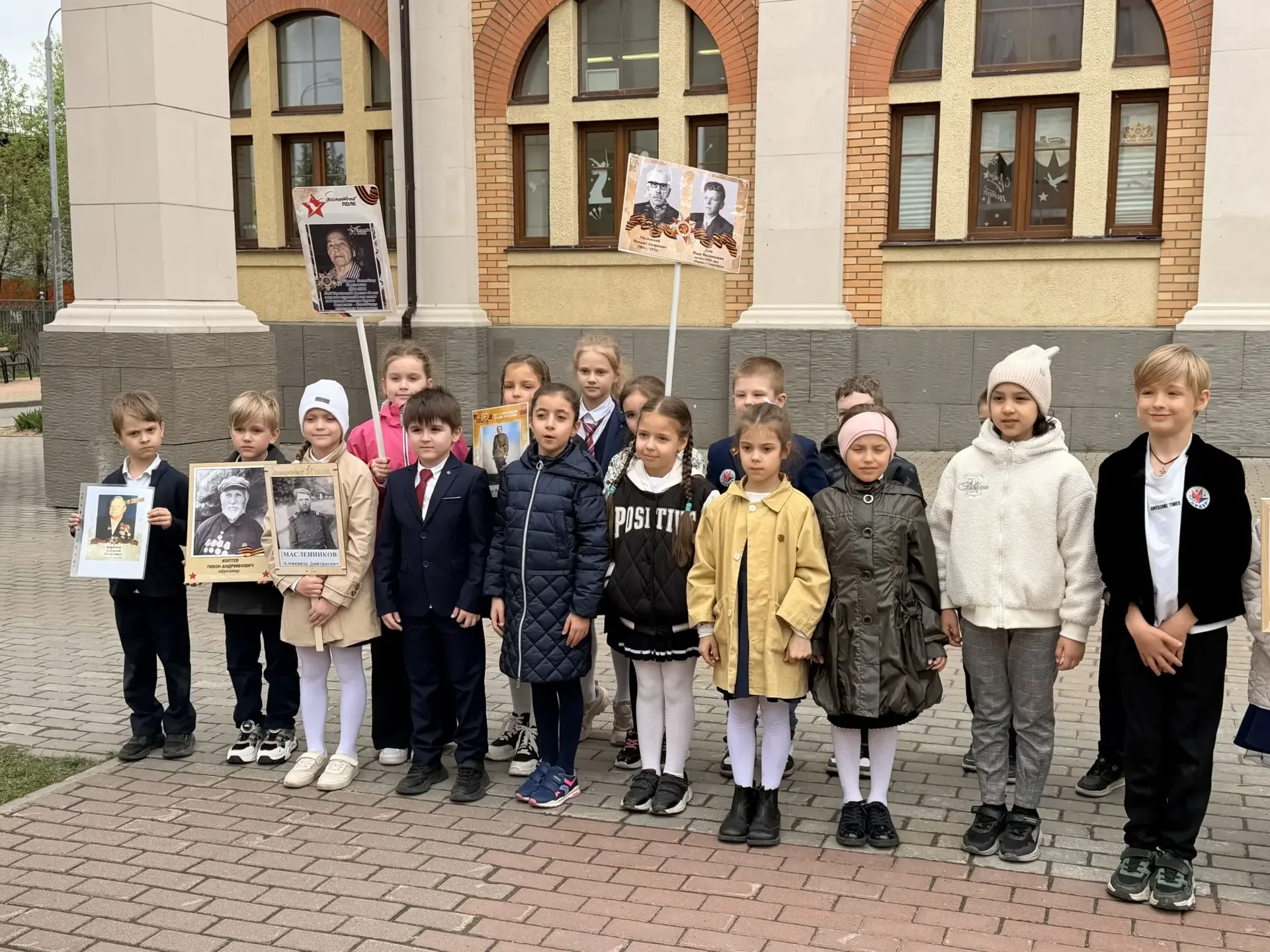 🕯️Сегодня в МБОУ СОШ «ЛИДЕР» торжественно прошла акция «Бессмертный полк».  🎖️Учащиеся и педагоги шк