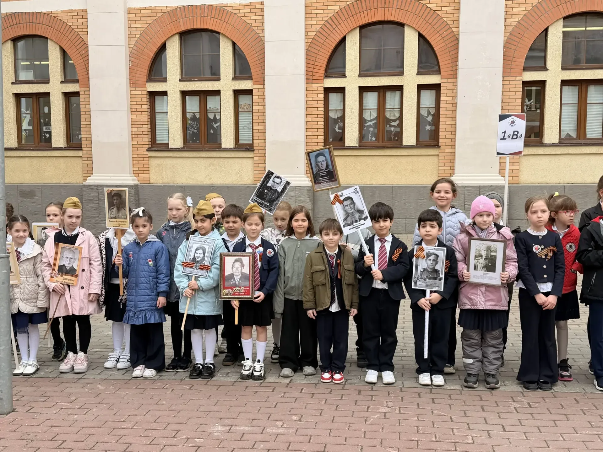 🕯️Сегодня в МБОУ СОШ «ЛИДЕР» торжественно прошла акция «Бессмертный полк».  🎖️Учащиеся и педагоги шк