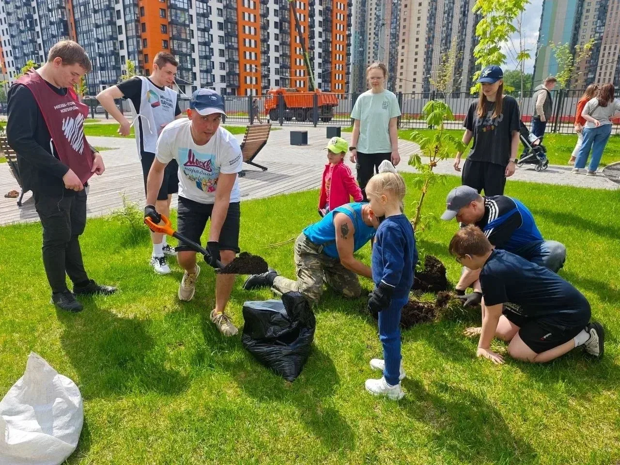 🌿 Наш чистый район Митино: праздник единения и заботы   16 мая во дворах новых домов на Муравской ул