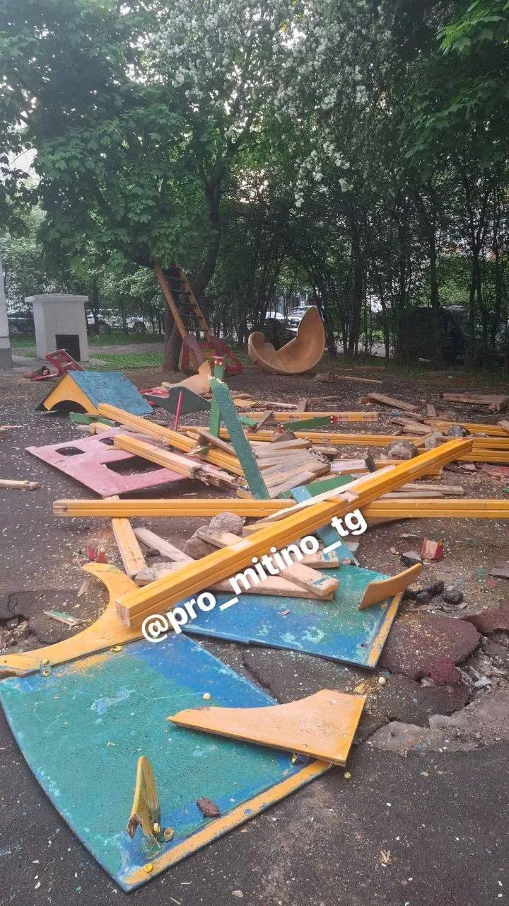 ❗️БАРЫШИХА 27 . Капитальный ремонт всего двора.   Первой снесли ДЕТСКУЮ ПЛОЩАДКУ, потом пойдут бордю
