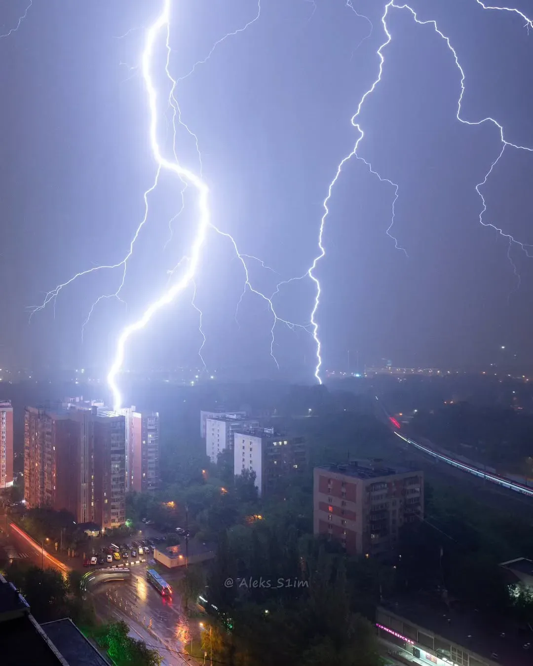 ⛈️ Мощный грозовой фронт прошел через Москву — с ливнями, громом и яркими молниями.  ❗️В столице поб