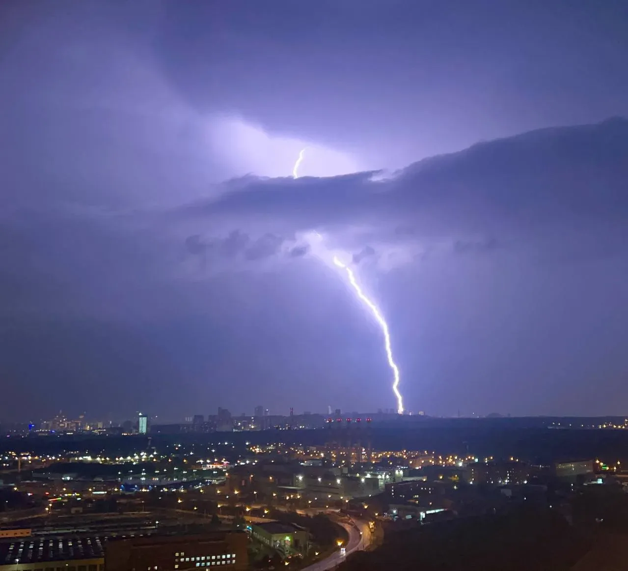 ⛈️ Мощный грозовой фронт прошел через Москву — с ливнями, громом и яркими молниями.  ❗️В столице поб