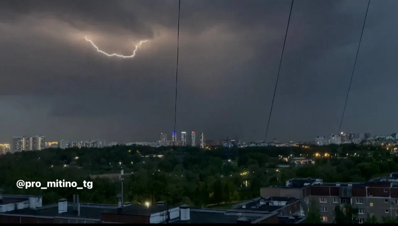 ⛈️ Мощный грозовой фронт прошел через Москву — с ливнями, громом и яркими молниями.  ❗️В столице поб