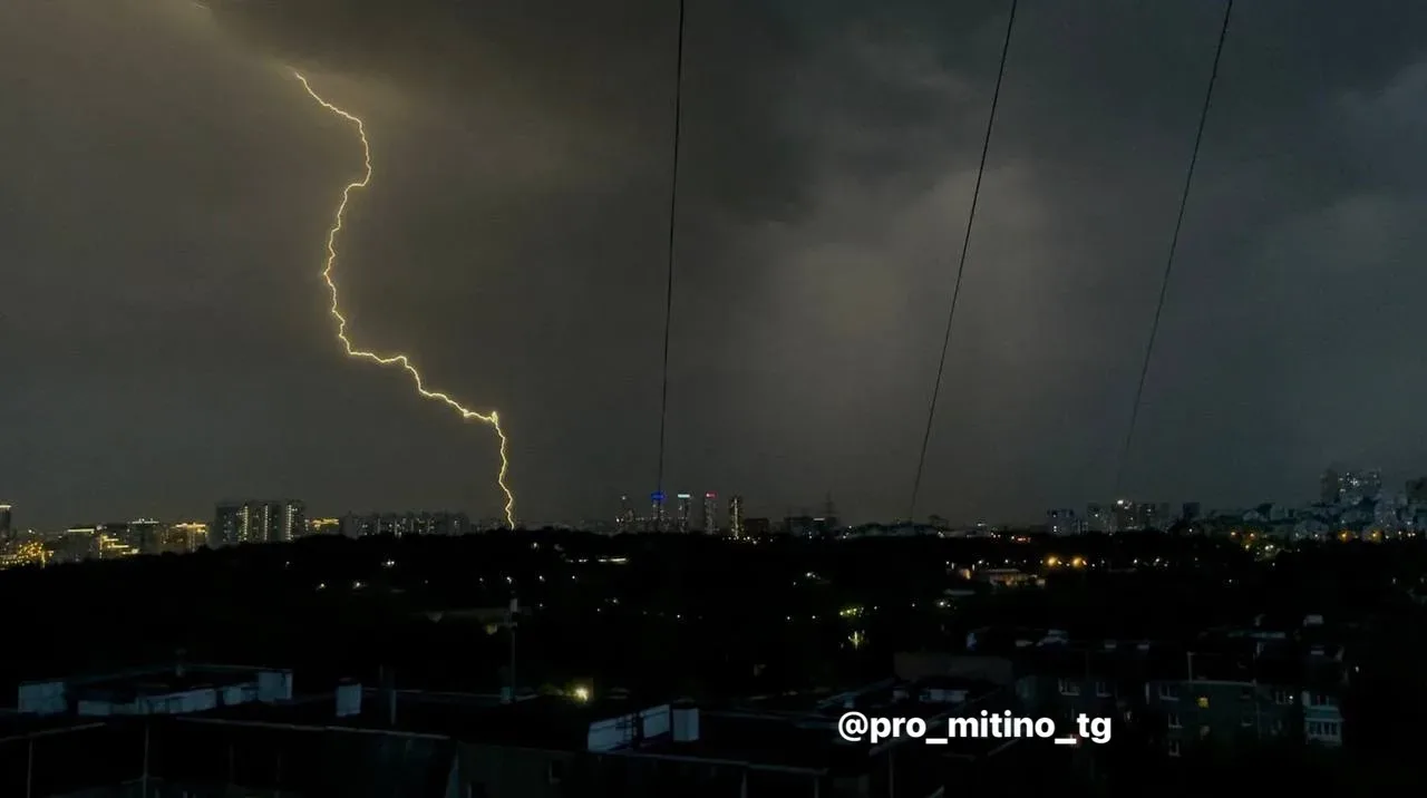 ⛈️ Мощный грозовой фронт прошел через Москву — с ливнями, громом и яркими молниями.  ❗️В столице поб