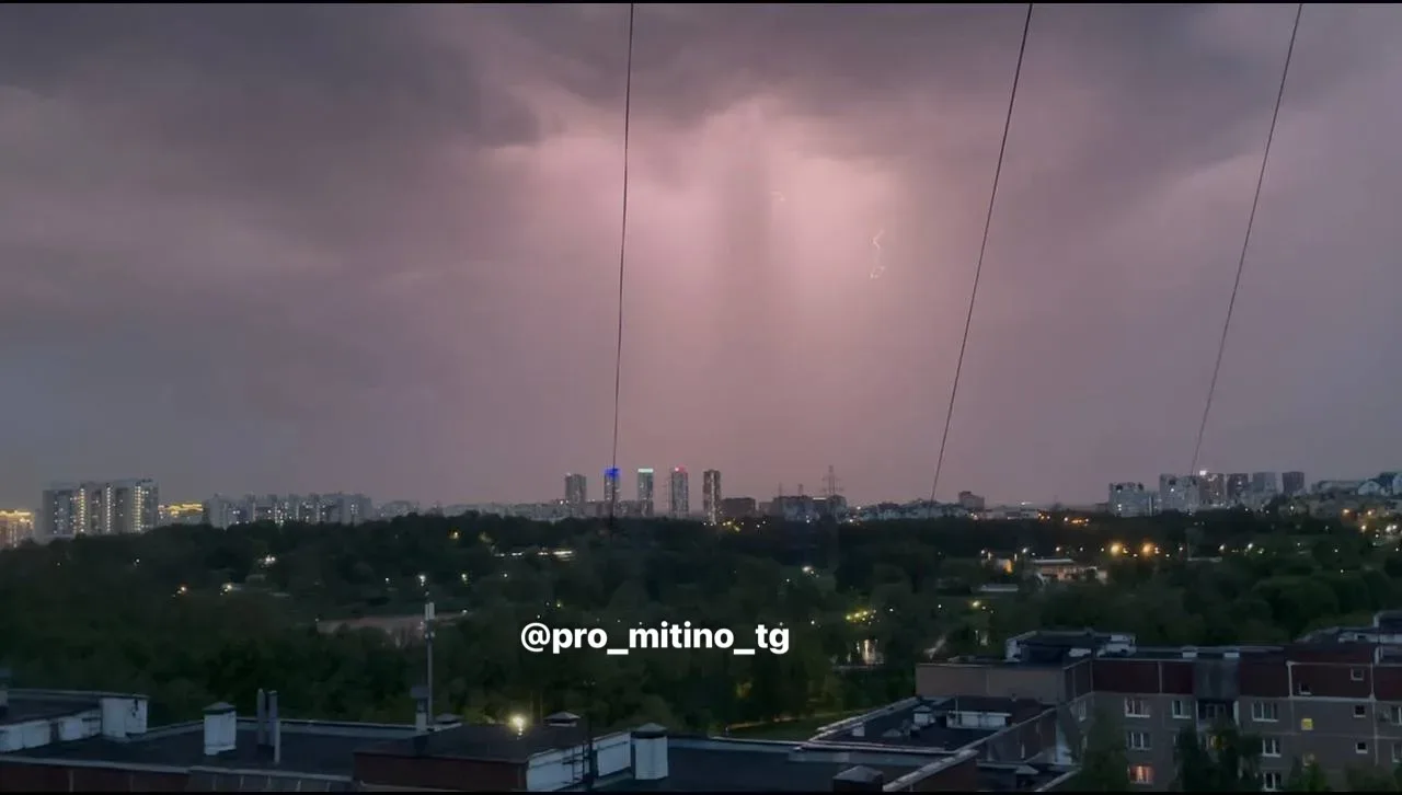 ⛈️ Мощный грозовой фронт прошел через Москву — с ливнями, громом и яркими молниями.  ❗️В столице поб