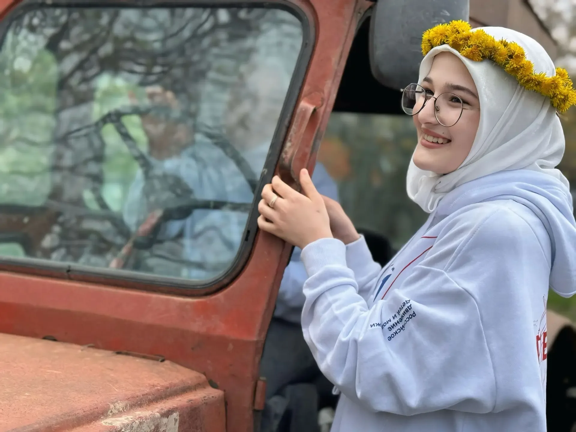 Осторожно! На дороге Первые! 🚜✨  Сегодня наши девчата осваивали сельскую технику.  Вердикт:  ✅ Тракт