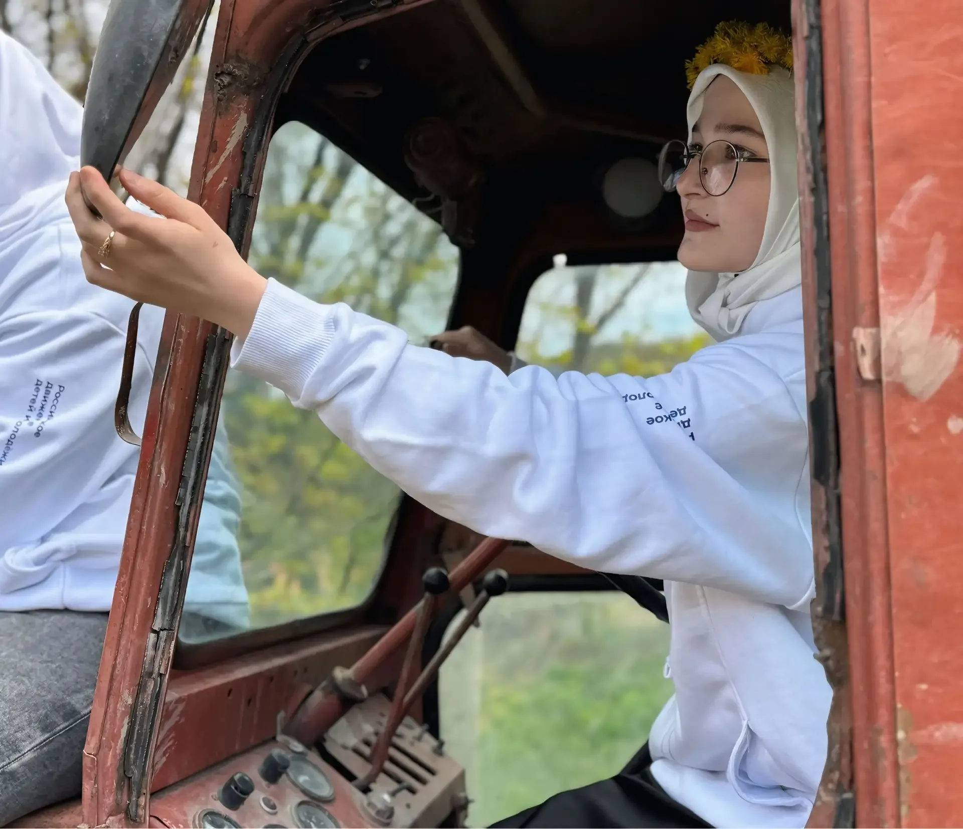 Осторожно! На дороге Первые! 🚜✨  Сегодня наши девчата осваивали сельскую технику.  Вердикт:  ✅ Тракт