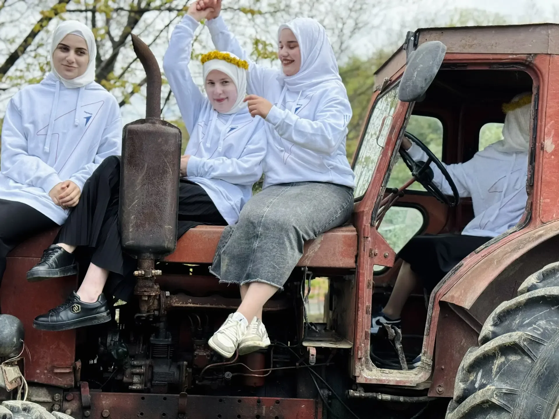 Осторожно! На дороге Первые! 🚜✨  Сегодня наши девчата осваивали сельскую технику.  Вердикт:  ✅ Тракт