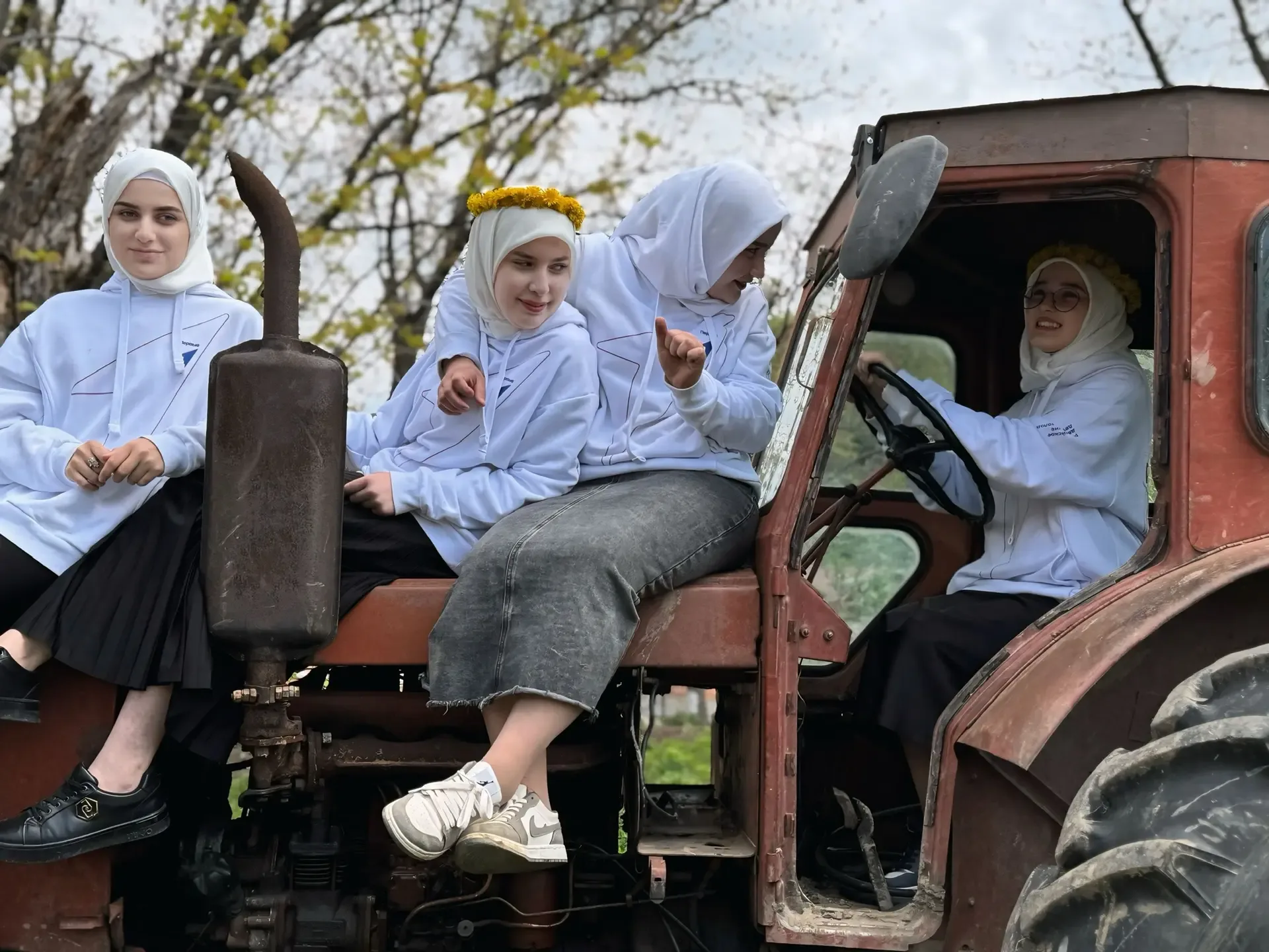 Осторожно! На дороге Первые! 🚜✨  Сегодня наши девчата осваивали сельскую технику.  Вердикт:  ✅ Тракт