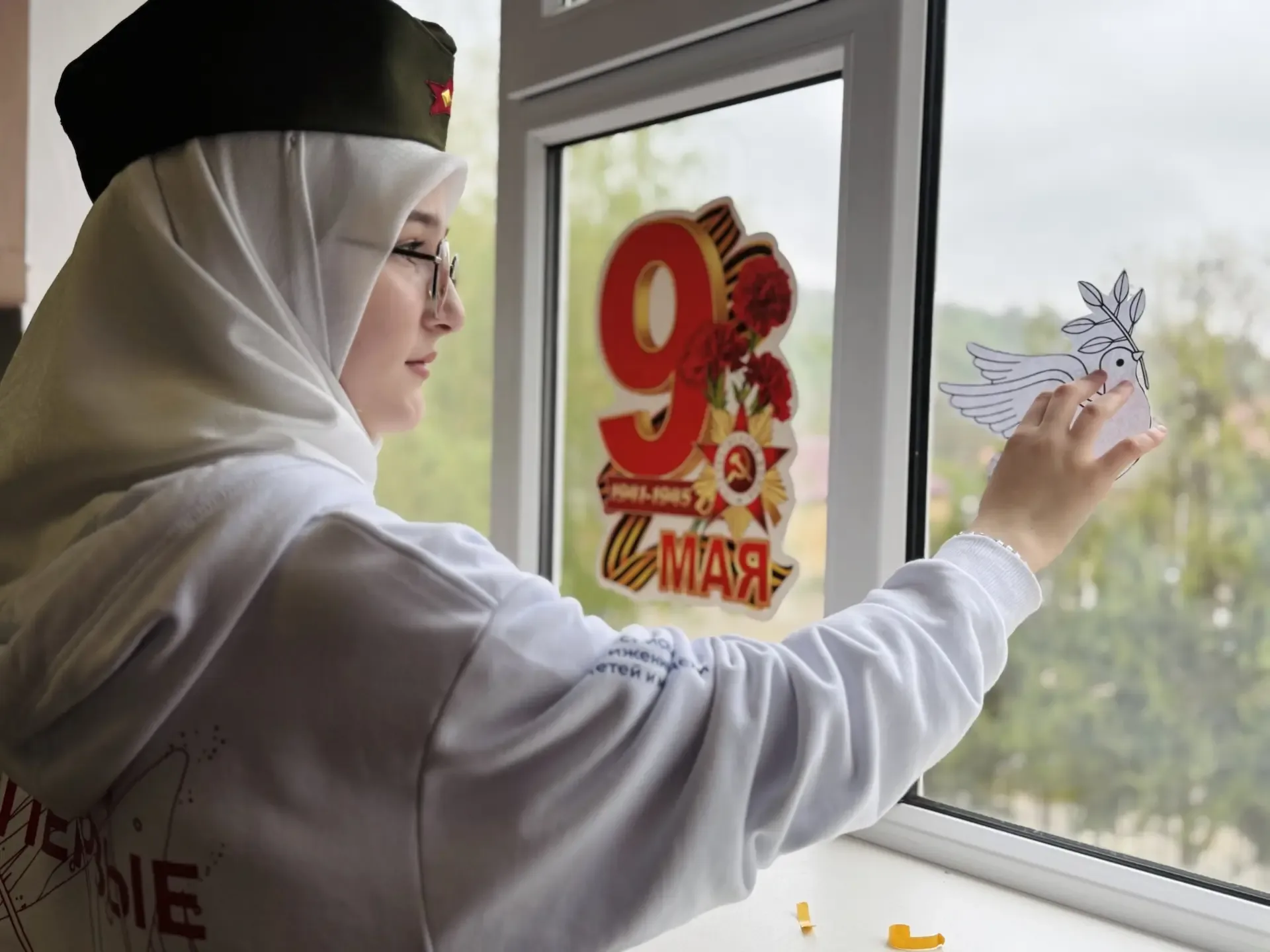 🕊️🇷🇺 Наши сердца — с Победой! 🇷🇺  В преддверии Дня Победы активисты «Движения первых» МБОУ «СОШ-2 с.