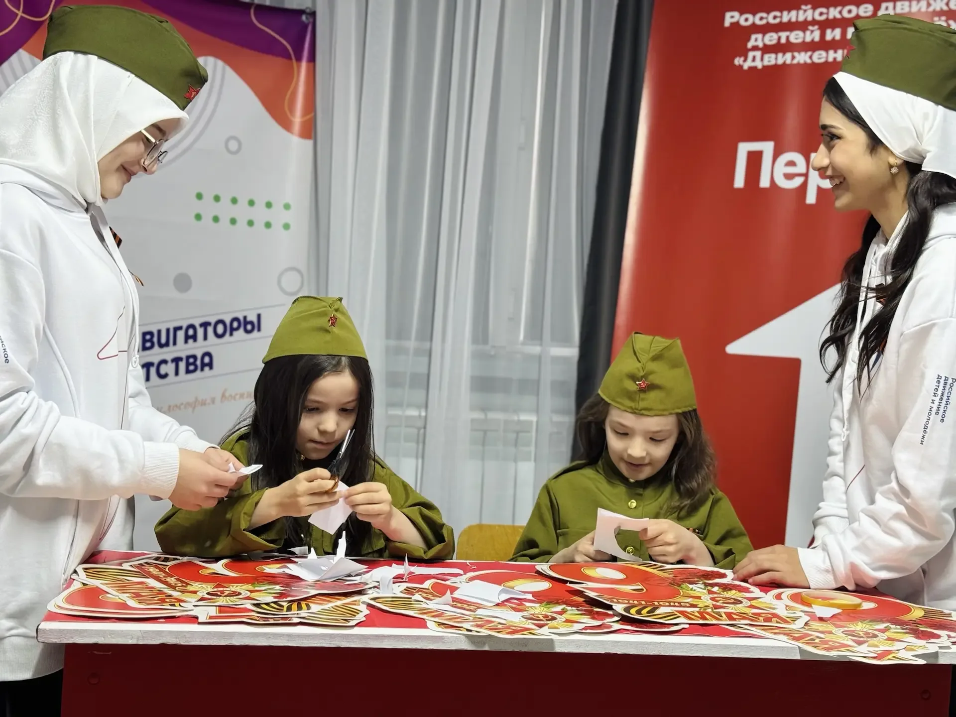 🕊️🇷🇺 Наши сердца — с Победой! 🇷🇺  В преддверии Дня Победы активисты «Движения первых» МБОУ «СОШ-2 с.