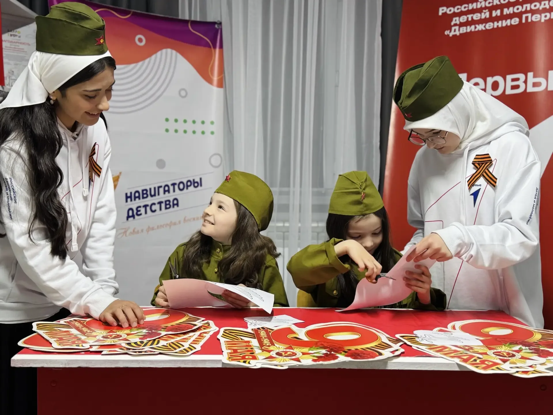 🕊️🇷🇺 Наши сердца — с Победой! 🇷🇺  В преддверии Дня Победы активисты «Движения первых» МБОУ «СОШ-2 с.
