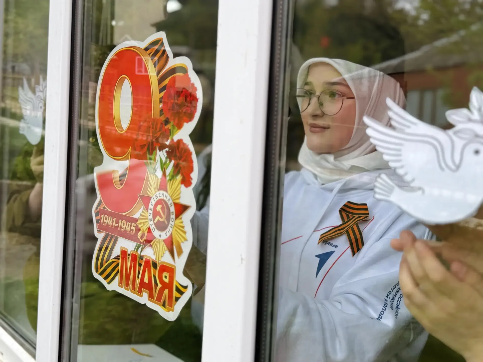 🕊️🇷🇺 Наши сердца — с Победой! 🇷🇺  В преддверии Дня Победы активисты «Движения первых» МБОУ «СОШ-2 с.