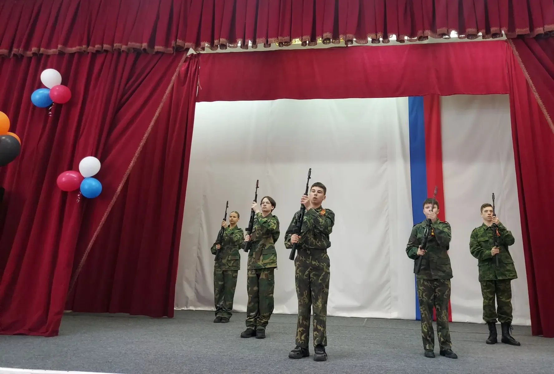 🗒В преддверии празднования Великой Победы в нашей школе состоялся праздничный концерт «Сияй в веках,