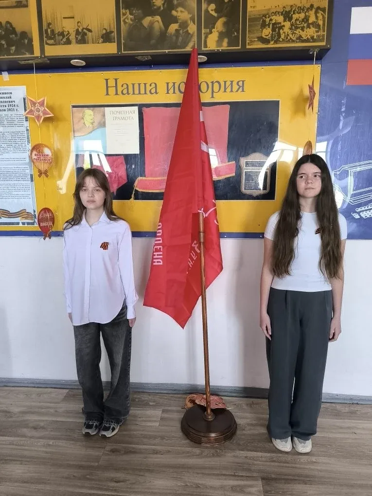 В нашей Гимназии на этой неделе организован Пост 1 у Знамени Победы   Обучающиеся 7 классов стояли в