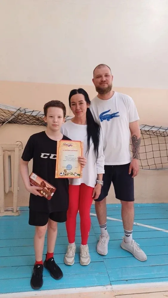 12 мая в школе №30 состоялось спортивное мероприятие «Папа, мама, я — спортивная семья». Его участни