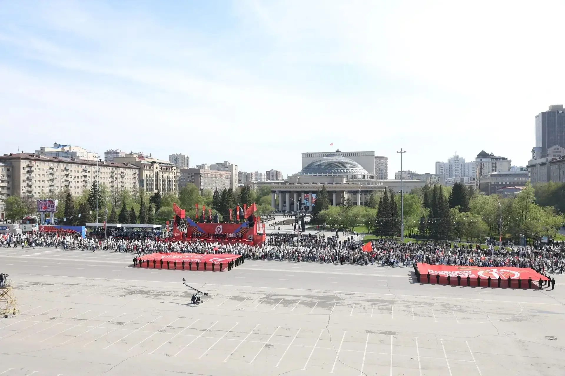 ПАРАД ПОБЕДЫ И ШЕСТВИЕ «БЕССМЕРТНОГО ПОЛКА», в которых приняли участие более 100 тысяч новосибирцев,